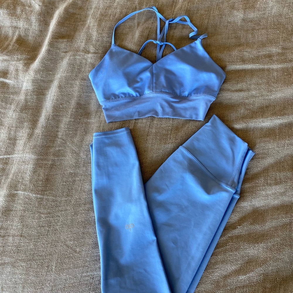 Alo Yoga workout set in baby blue!